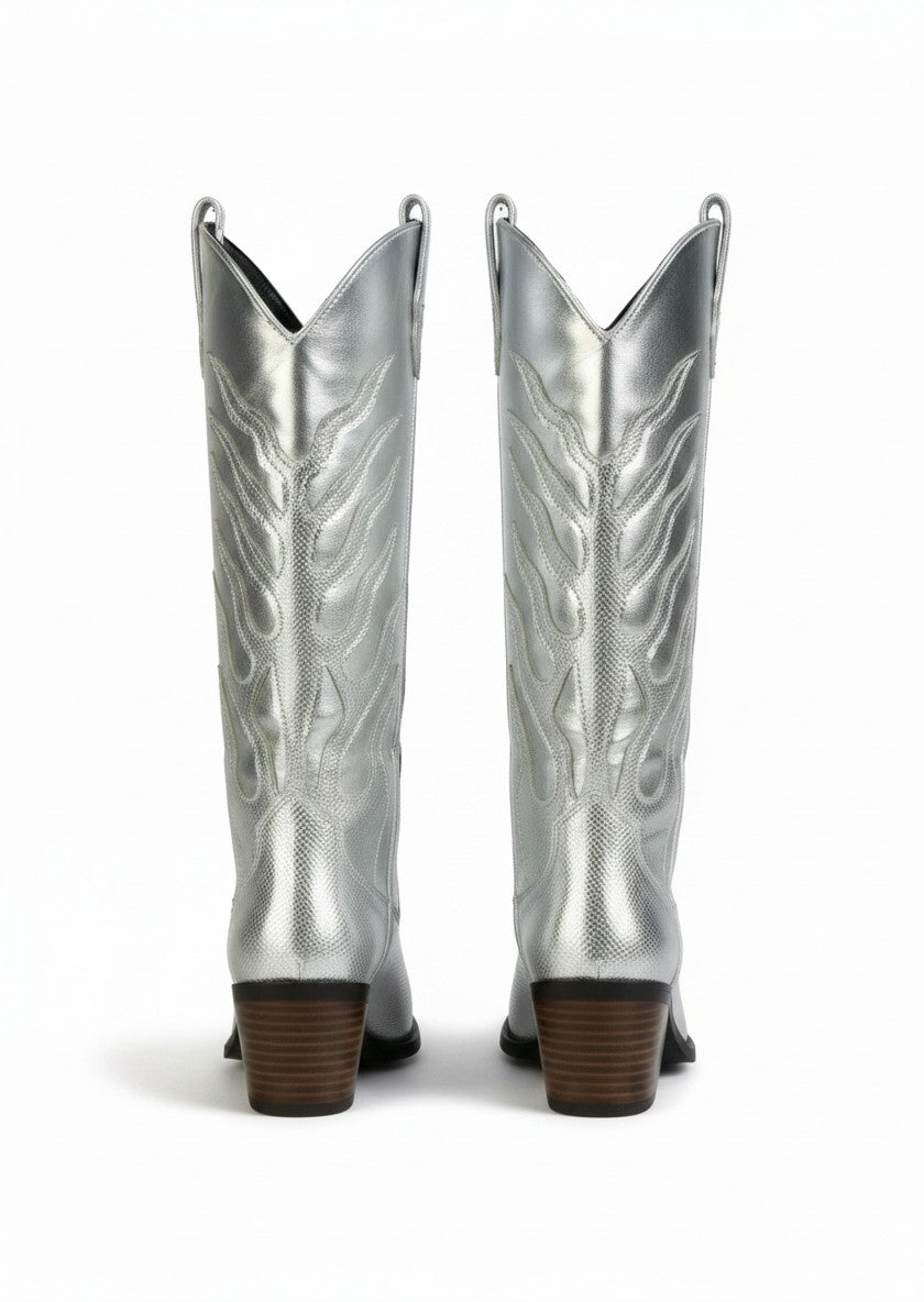 Bota vaquera plateada metálica con bordado llama y tacón bloque 6 cm, marca DALALI, tallas 23 a 26