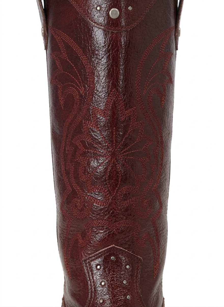 Bota vaquera vino caña alta con bordado tonal, tachuelas plateadas y tacón bloque 8 cm, marca DALALI