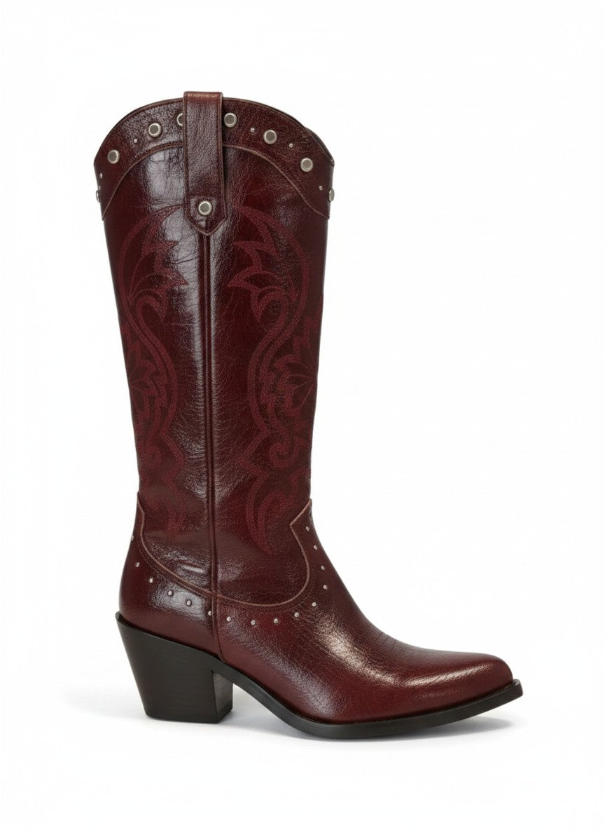Bota vaquera vino caña alta con bordado tonal, tachuelas plateadas y tacón bloque 8 cm, marca DALALI