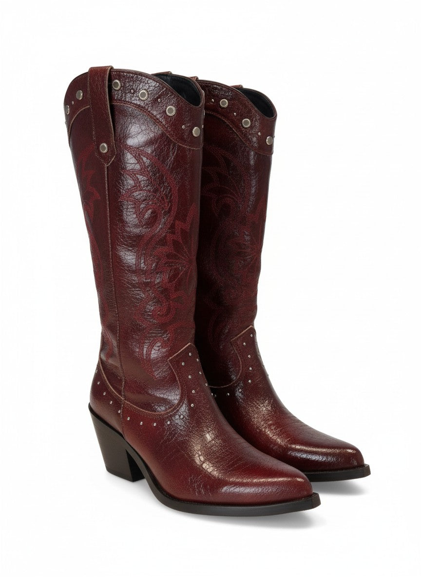 Bota vaquera vino caña alta con bordado tonal, tachuelas plateadas y tacón bloque 8 cm, marca DALALI