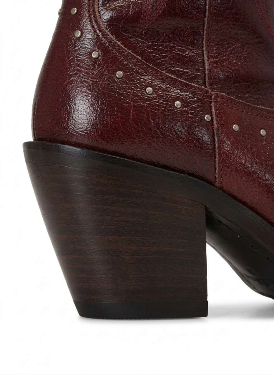Bota vaquera vino caña alta con bordado tonal, tachuelas plateadas y tacón bloque 8 cm, marca DALALI