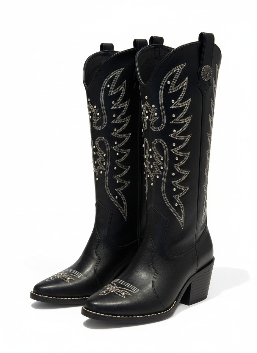 Bota vaquera negra caña alta con bordado western, tachuelas y tacón bloque 7 cm, marca DALALI, tallas 23 a 26