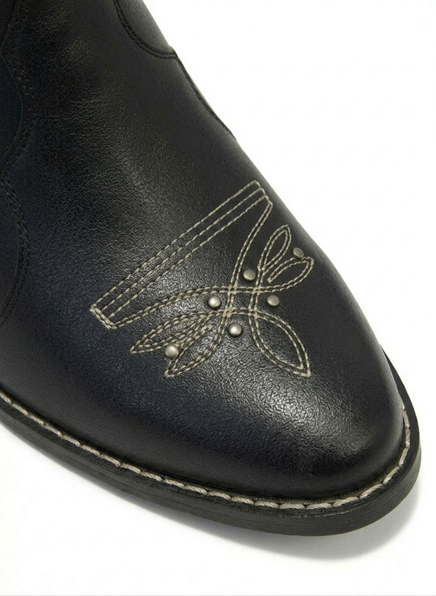 Bota vaquera negra caña alta con bordado western, tachuelas y tacón bloque 7 cm, marca DALALI, tallas 23 a 26