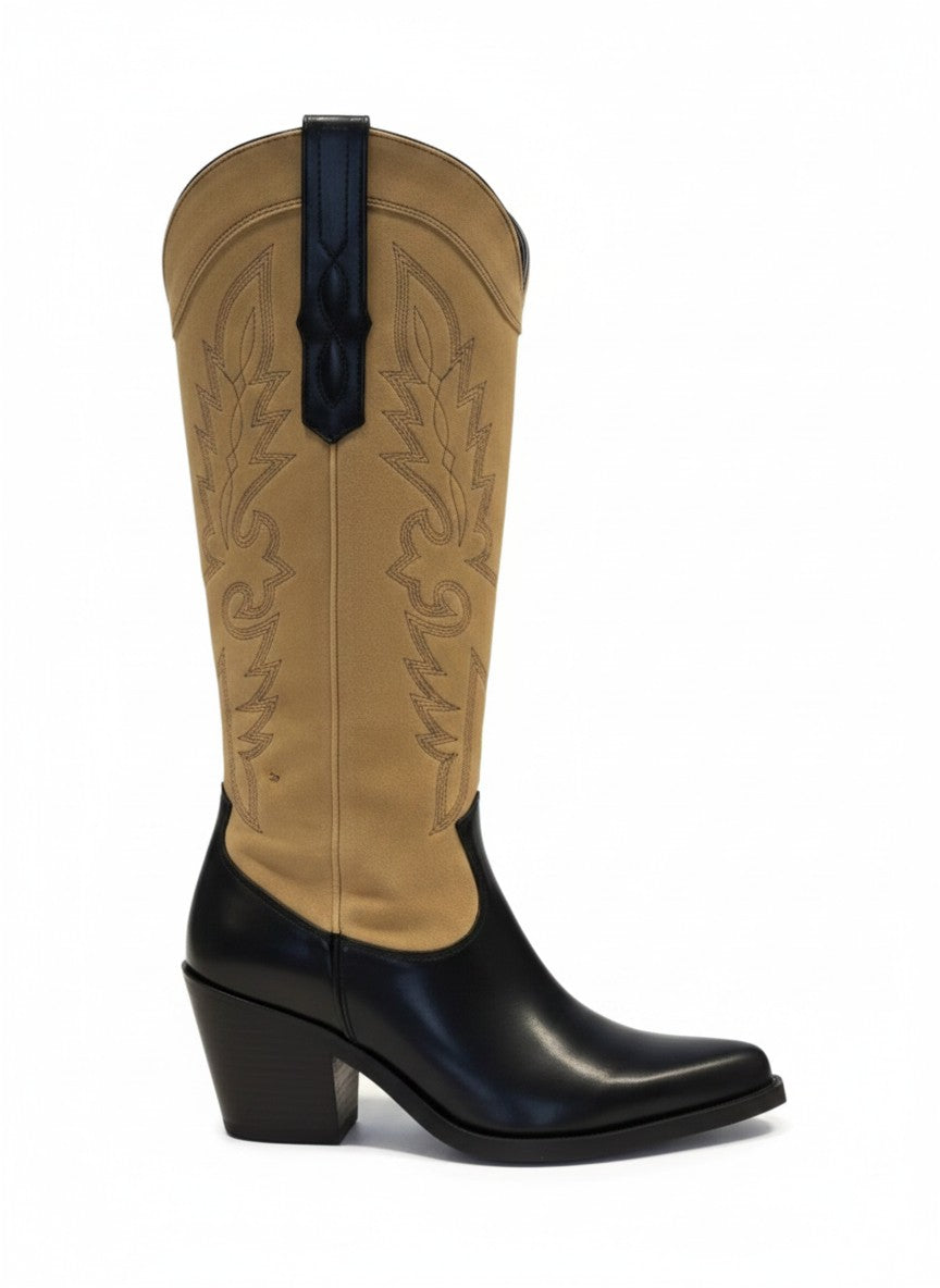 Bota vaquera bicolor café gamuza y negro con bordado western y tacón bloque 8 cm, marca DALALI, tallas 23 a 26