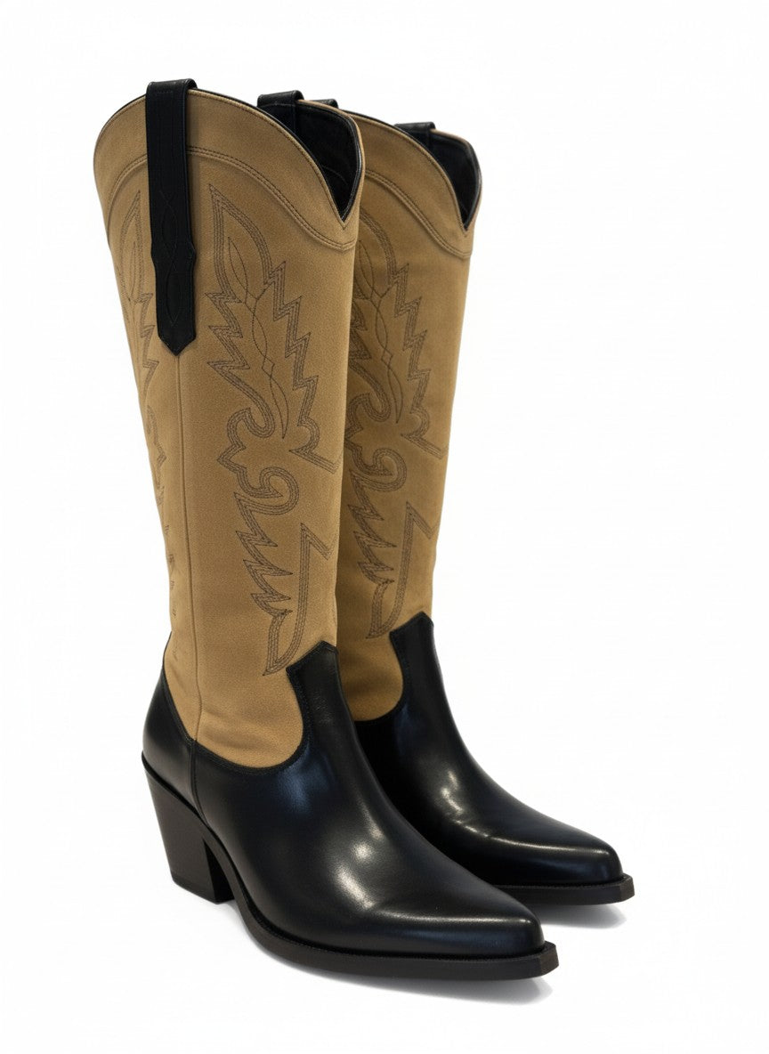 Bota vaquera bicolor café gamuza y negro con bordado western y tacón bloque 8 cm, marca DALALI, tallas 23 a 26