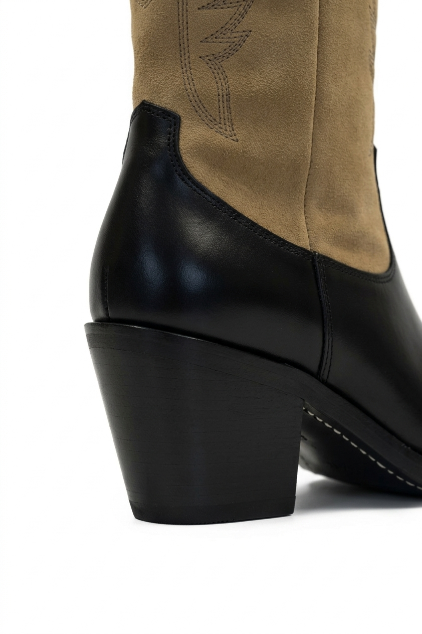 Bota vaquera bicolor café gamuza y negro con bordado western y tacón bloque 8 cm, marca DALALI, tallas 23 a 26