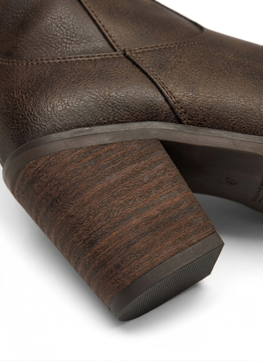 Bota vaquera café caña alta con bordado multicolor terracota y tacón bloque 8 cm, marca DALALI, tallas 23 a 26