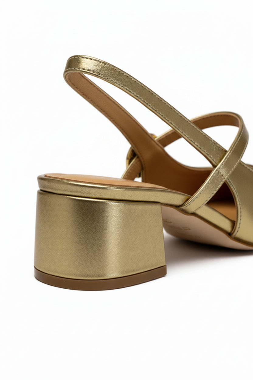Zapatilla slingback plateada con tira cruzada, tacón bloque 4 cm y punta cuadrada, marca DALALI, tallas 23 a 26