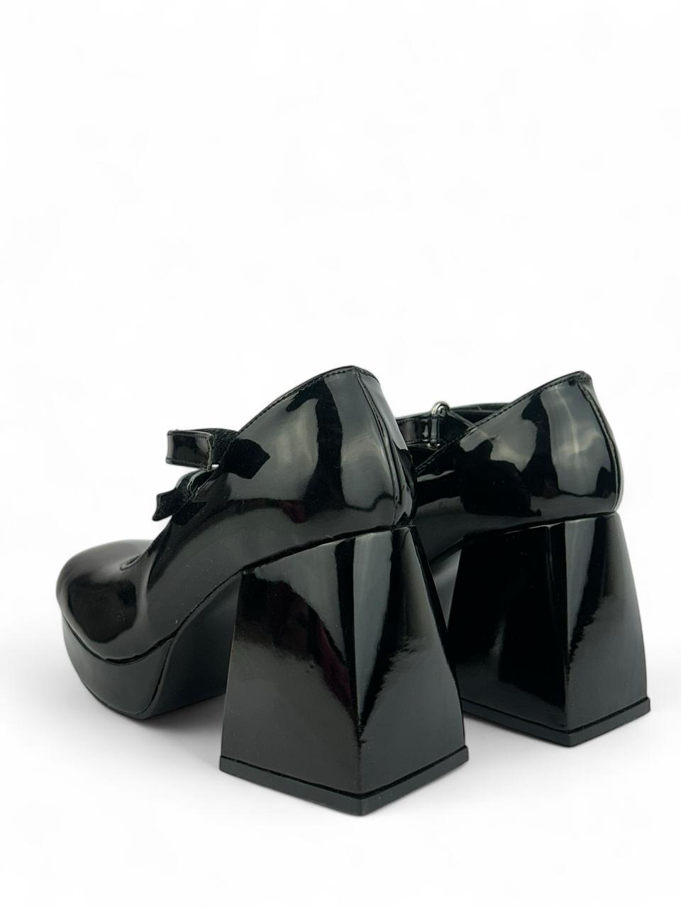 Zapatilla de diseño clásico estilo Mary Jane con doble correa de velcro y tacón tipo bloque. COLOR NEGRO