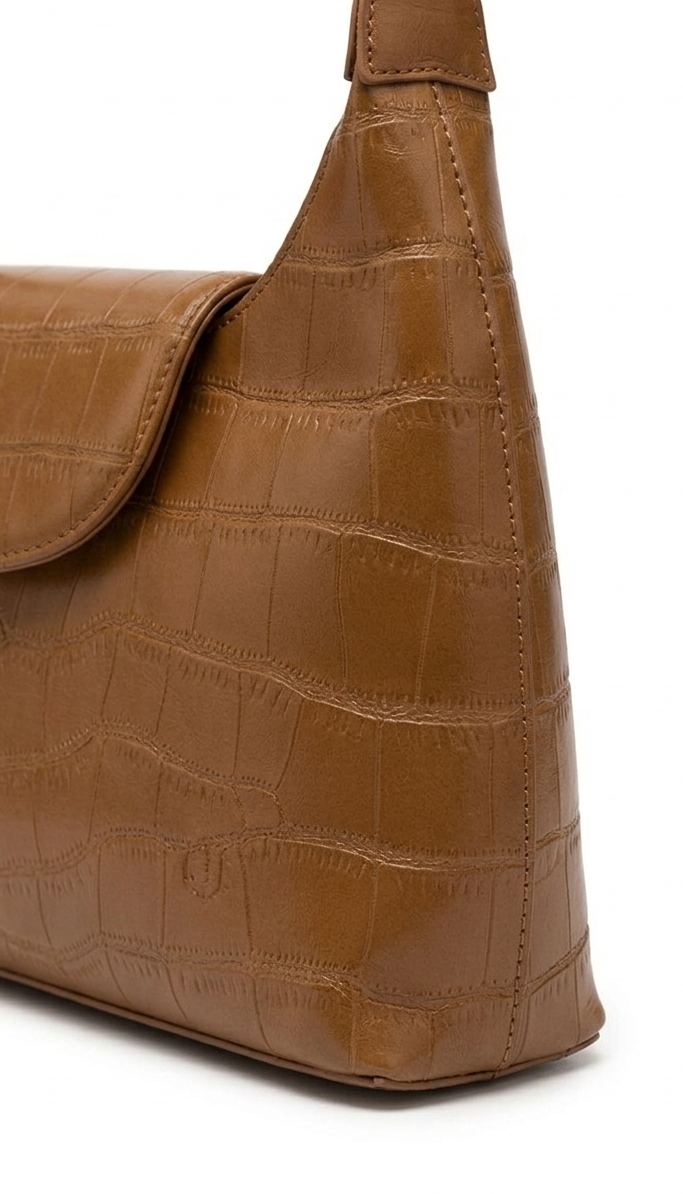 Bolsa de hombro café textura cocodrilo con solapa, botón imán y herrajes dorados – DALALI