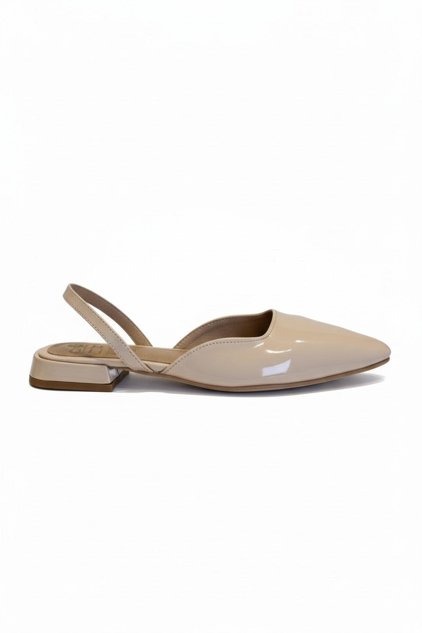 Flat slingback charol blanco punta fina con tacón curvo bajo 2 cm, marca DALALI, tallas 23 a 26