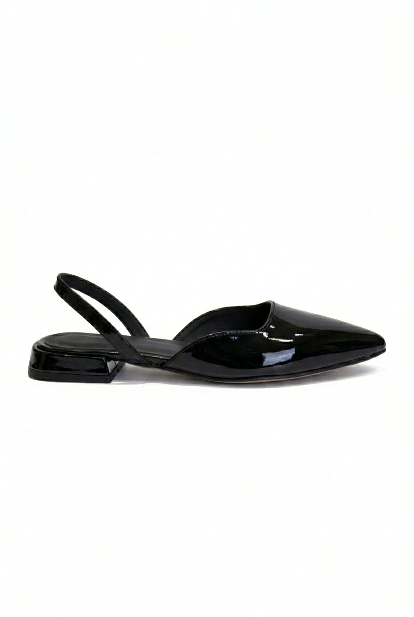 Flat slingback charol blanco punta fina con tacón curvo bajo 2 cm, marca DALALI, tallas 23 a 26