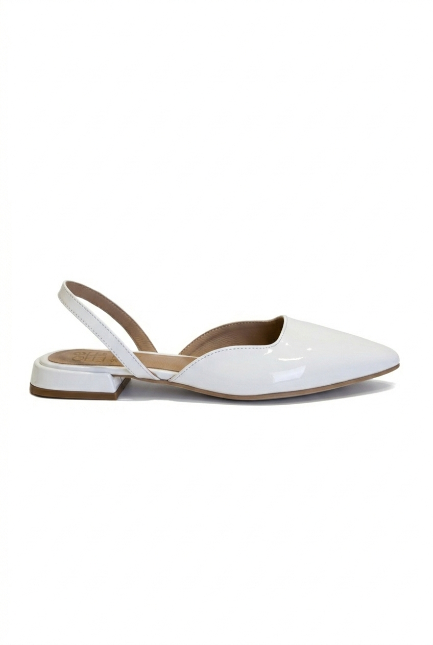 Flat slingback charol blanco punta fina con tacón curvo bajo 2 cm, marca DALALI, tallas 23 a 26