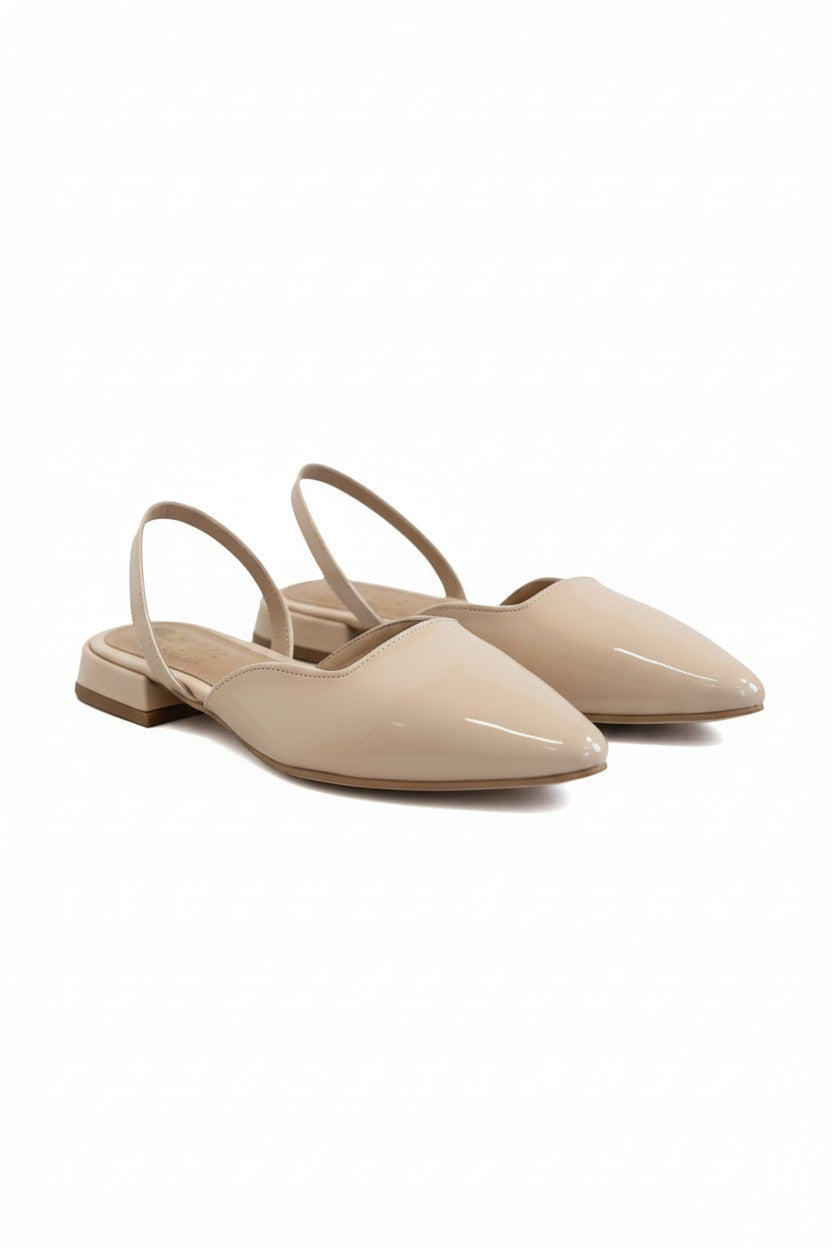 Flat slingback charol blanco punta fina con tacón curvo bajo 2 cm, marca DALALI, tallas 23 a 26