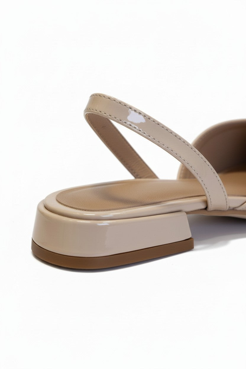 Flat slingback charol blanco punta fina con tacón curvo bajo 2 cm, marca DALALI, tallas 23 a 26