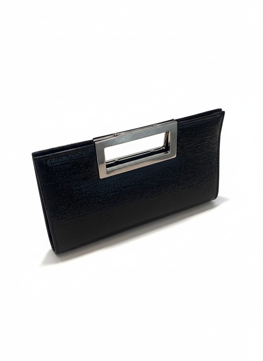 Clutch negro elegante con textura de líneas finas y asa metálica rectangular plateada – DALALI