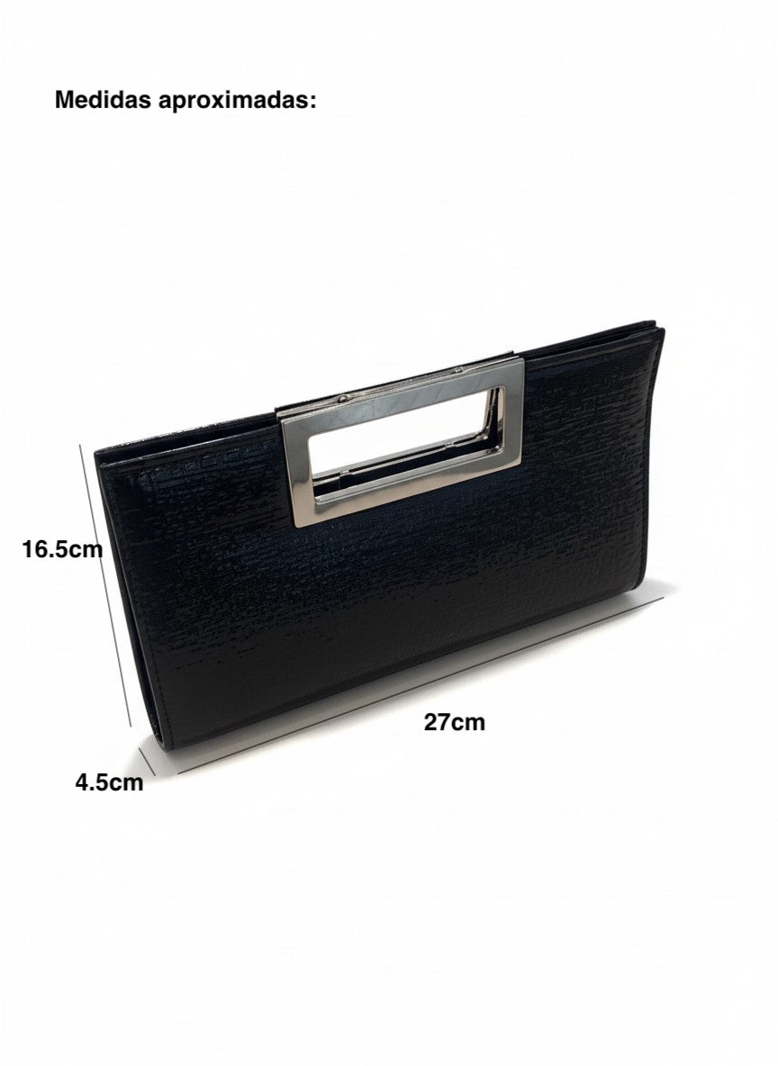 Clutch negro elegante con textura de líneas finas y asa metálica rectangular plateada – DALALI