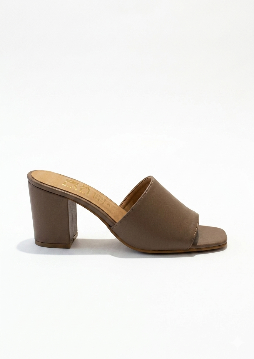 Zapatilla sandalia mule negra de una tira con tacón cuadrado 7 cm y punta cuadrada, marca DALALI, tallas 23 a 26