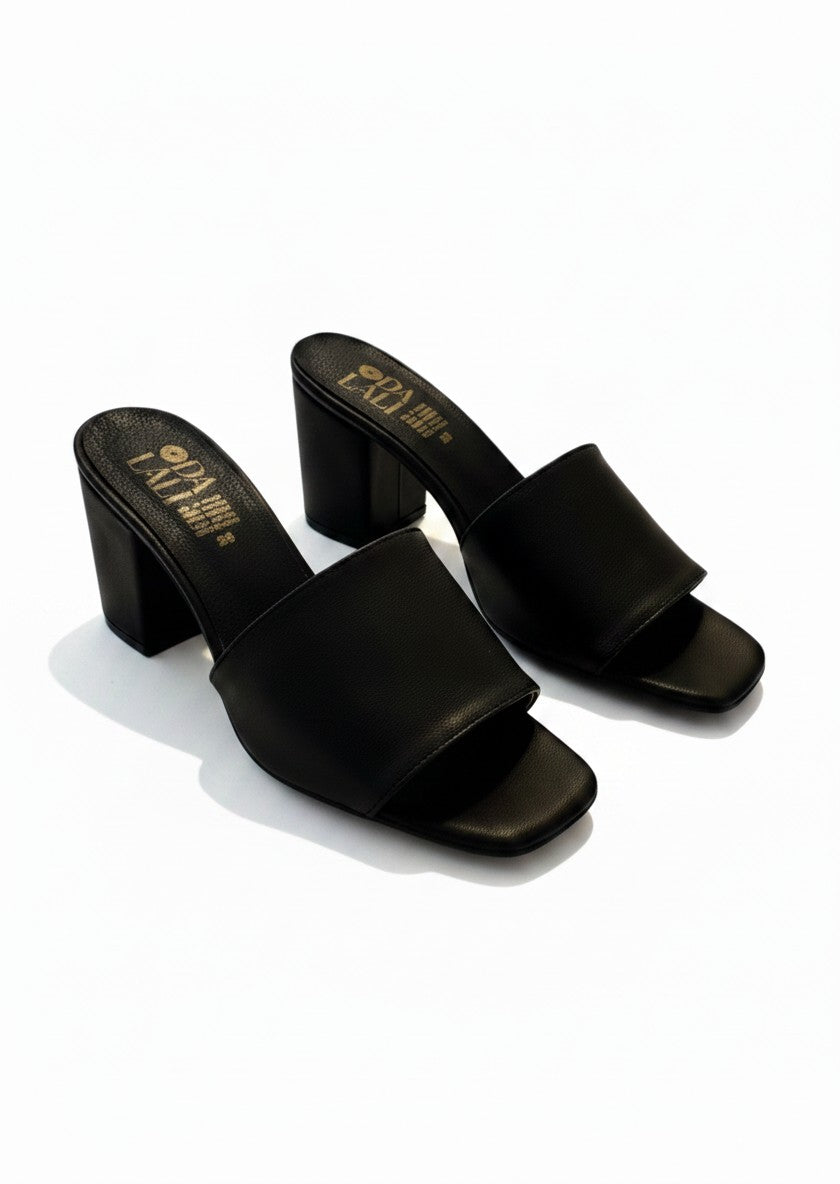 Zapatilla sandalia mule negra de una tira con tacón cuadrado 7 cm y punta cuadrada, marca DALALI, tallas 23 a 26