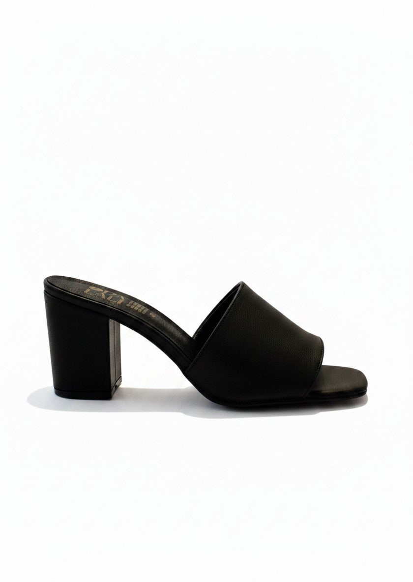 Zapatilla sandalia mule negra de una tira con tacón cuadrado 7 cm y punta cuadrada, marca DALALI, tallas 23 a 26

