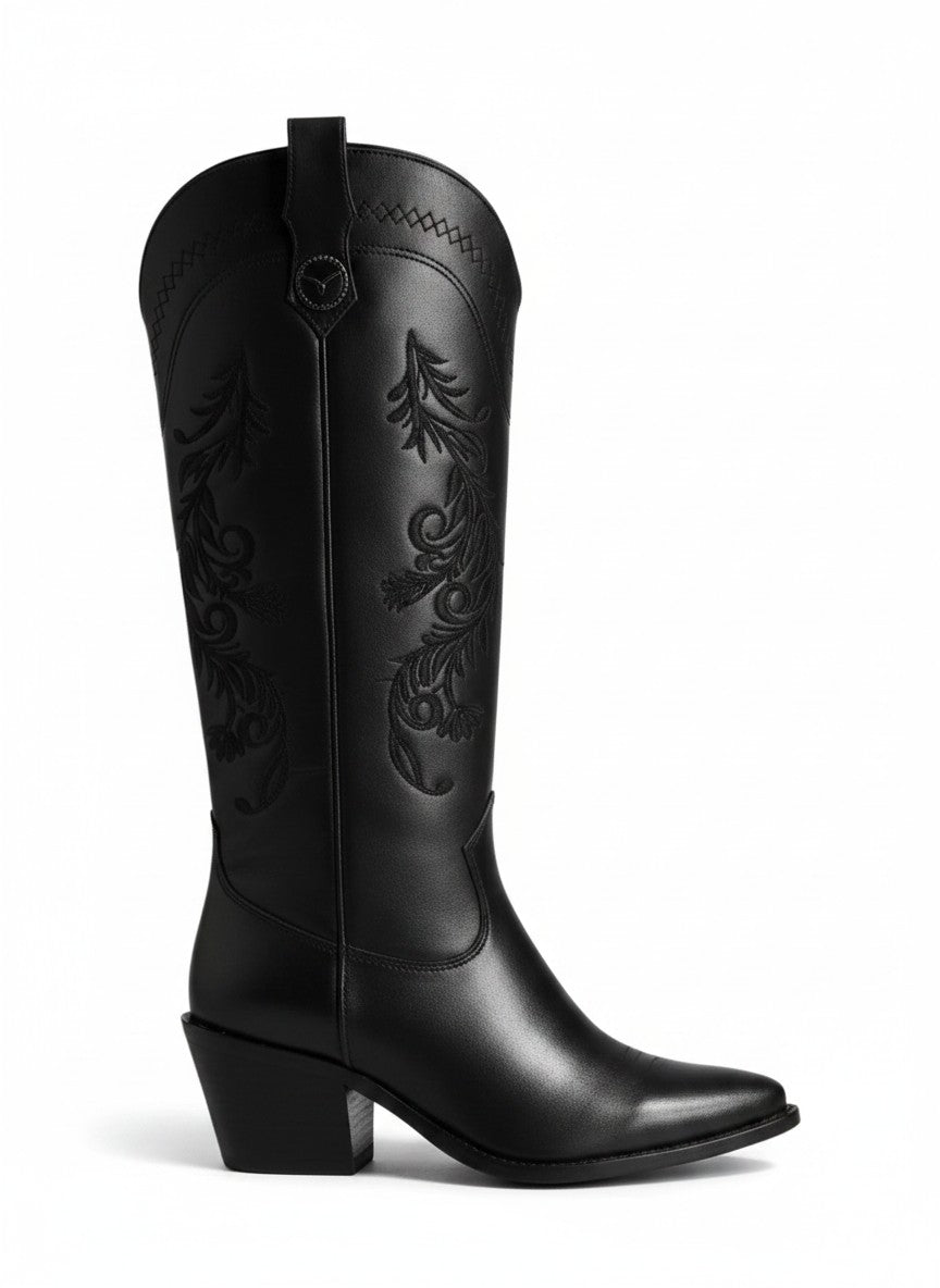 Bota vaquera negra con bordado floral en hilo, tacón cuadrado 6 cm y botón metálico — DALALI 