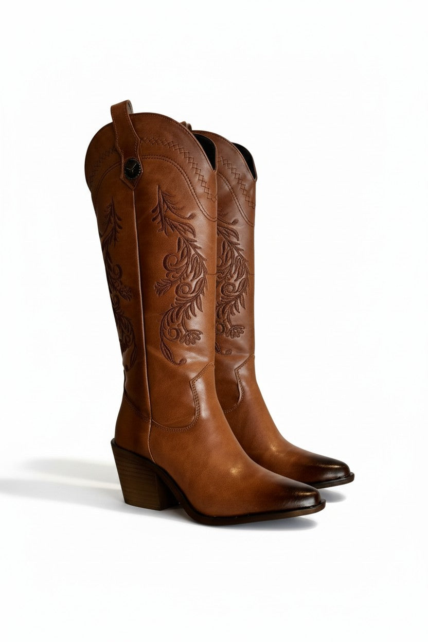 Bota vaquera café con bordado floral en hilo, tacón cuadrado 6 cm y botón metálico — DALALI 