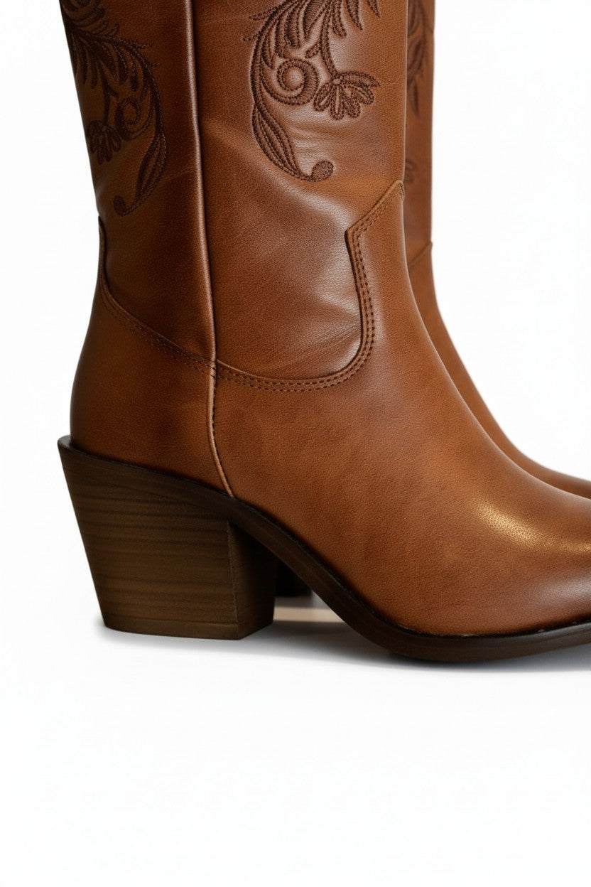 Bota vaquera café con bordado floral en hilo, tacón cuadrado 6 cm y botón metálico — DALALI 
