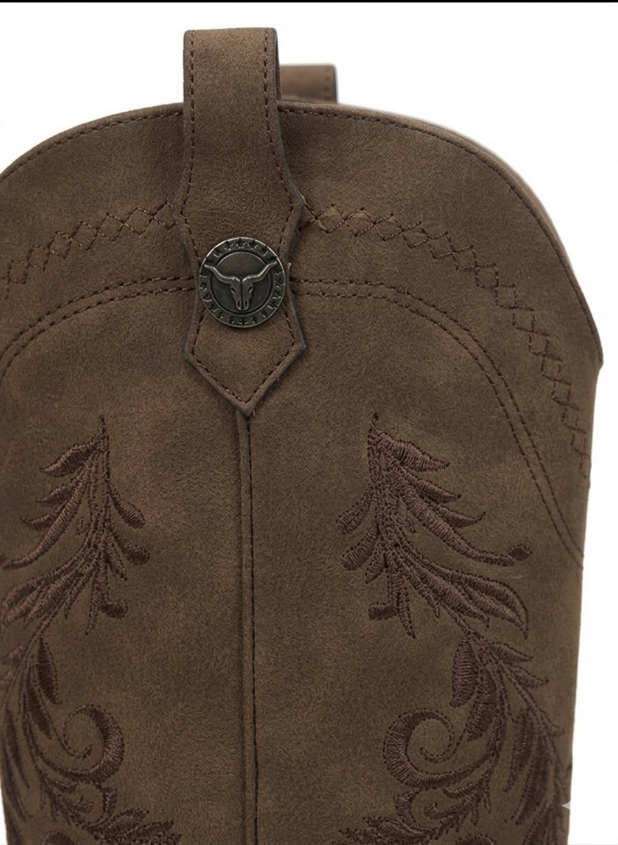 Bota vaquera café caña alta con bordado floral y tacón bloque 6 cm, marca DALALI, tallas 23 a 26
