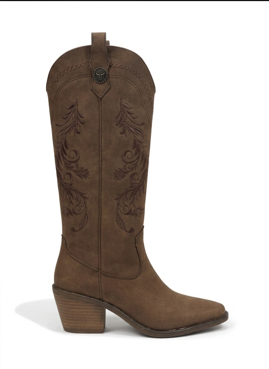 Bota vaquera café caña alta con bordado floral y tacón bloque 6 cm, marca DALALI, tallas 23 a 26