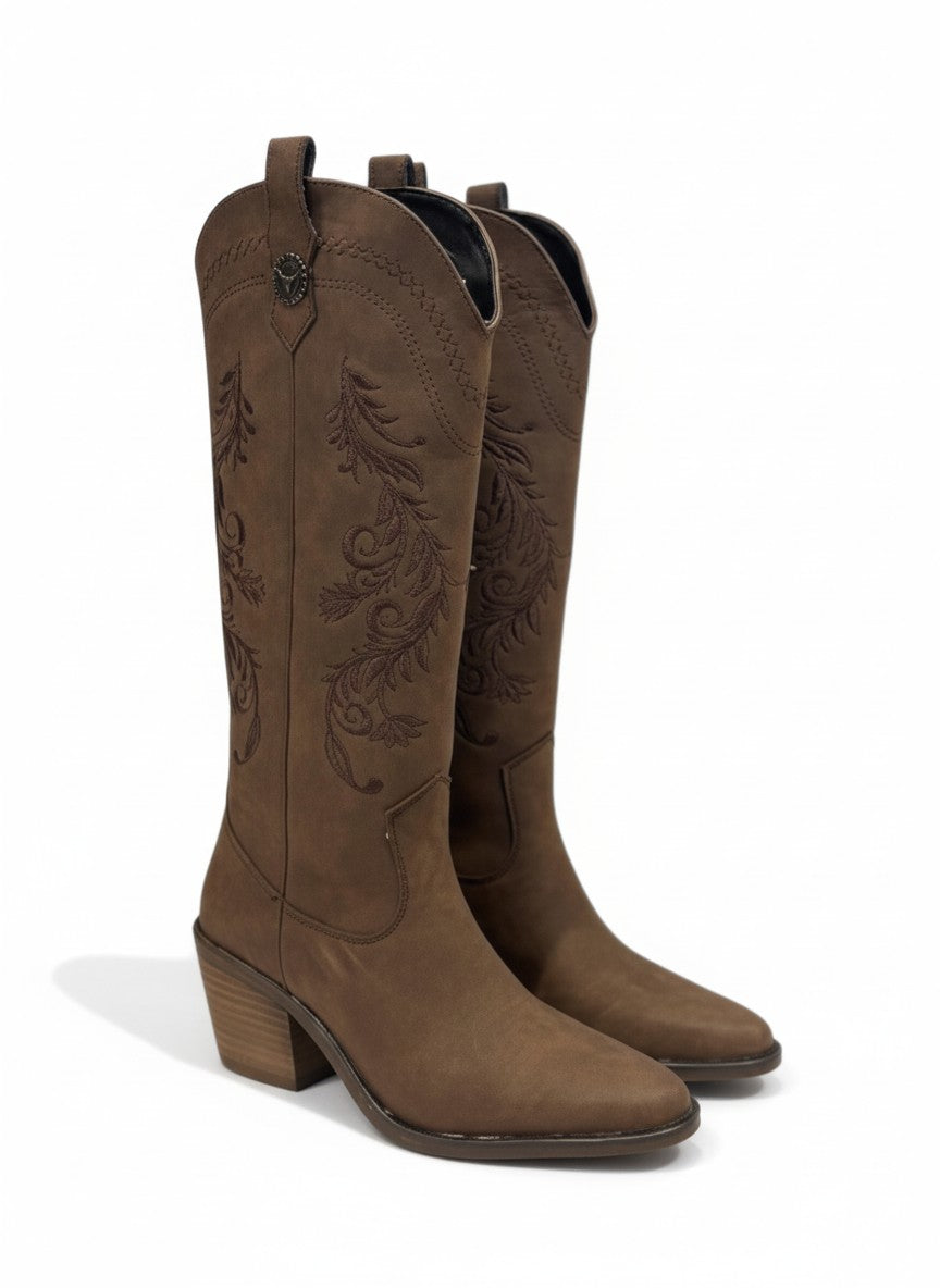 Bota vaquera café caña alta con bordado floral y tacón bloque 6 cm, marca DALALI, tallas 23 a 26