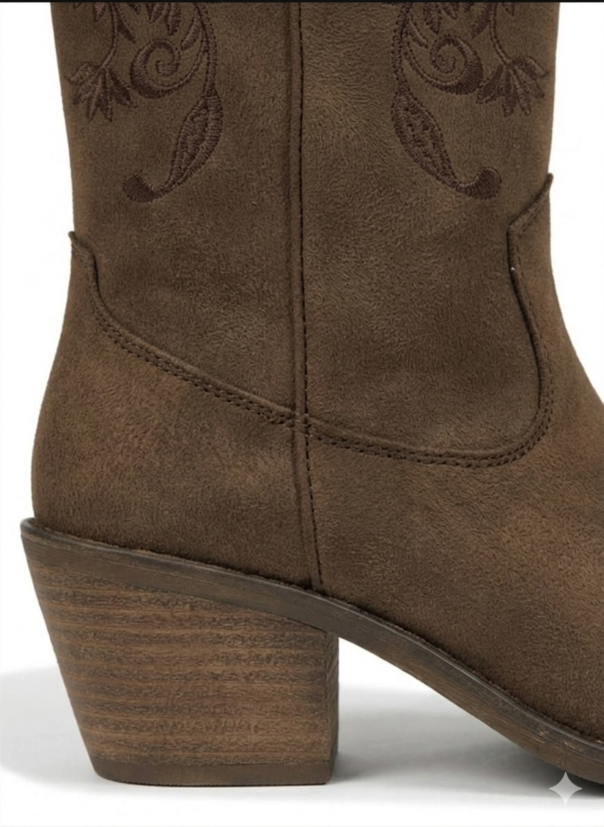 Bota vaquera café caña alta con bordado floral y tacón bloque 6 cm, marca DALALI, tallas 23 a 26