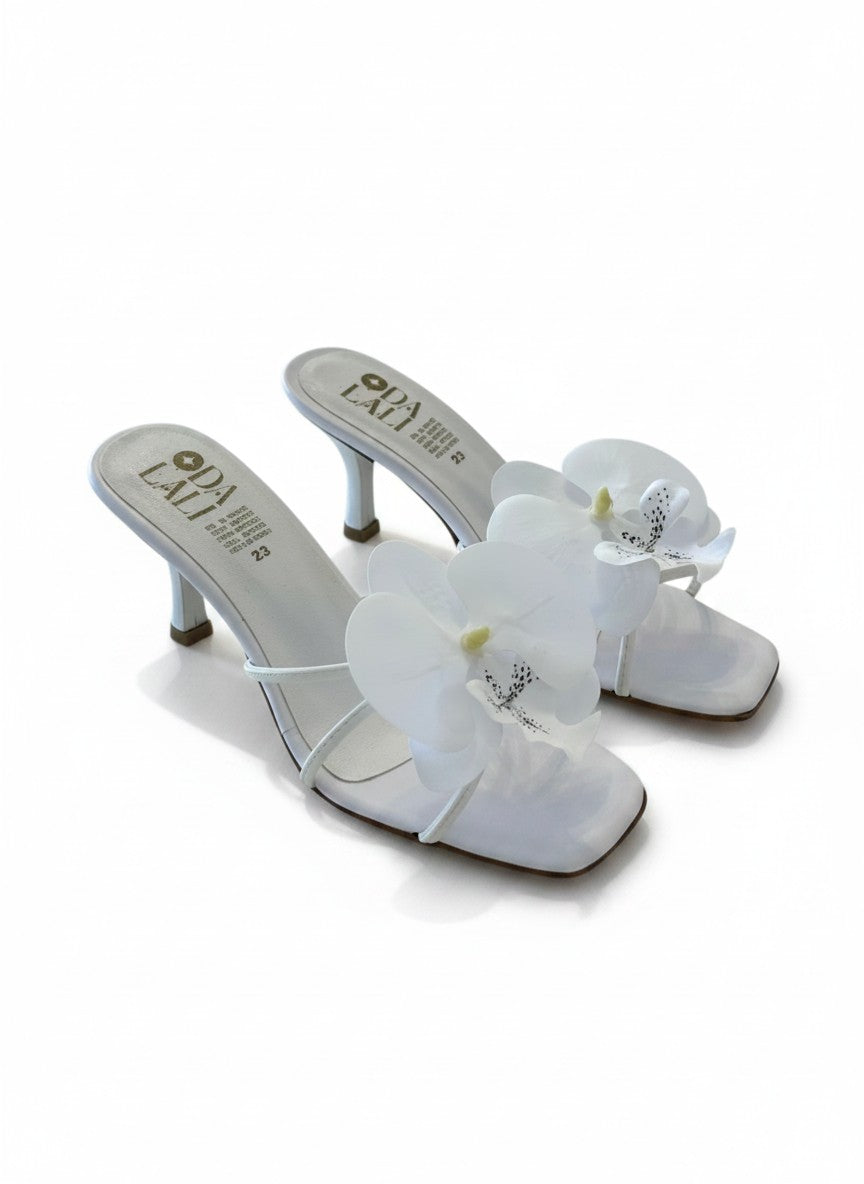 Sandalia mule blanca con tiras cruzadas, flor en empeine y tacón bajo 6 cm, marca DALALI, tallas 23 a 26