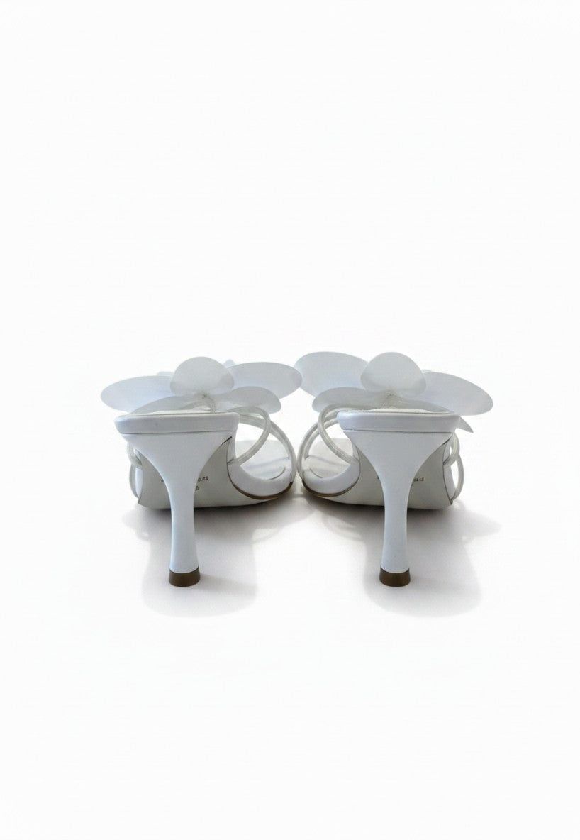 Sandalia mule blanca con tiras cruzadas, flor en empeine y tacón bajo 6 cm, marca DALALI, tallas 23 a 26