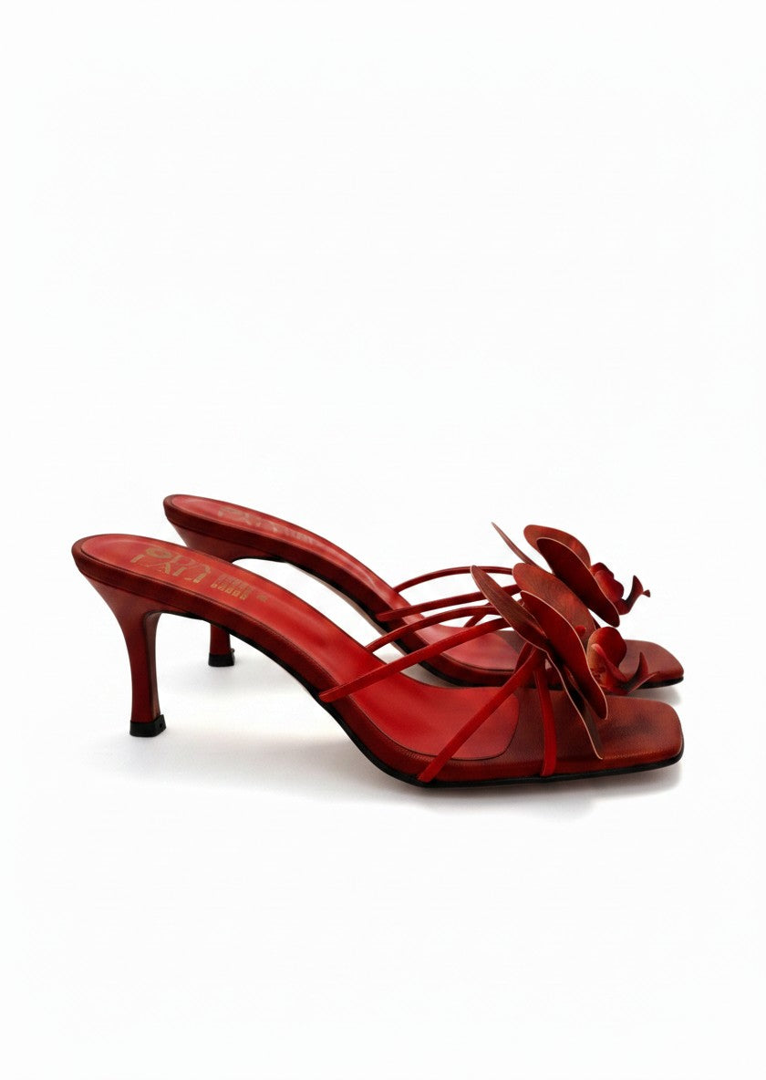 Sandalia mule blanca con tiras cruzadas, flor en empeine y tacón bajo 6 cm, marca DALALI, tallas 23 a 26