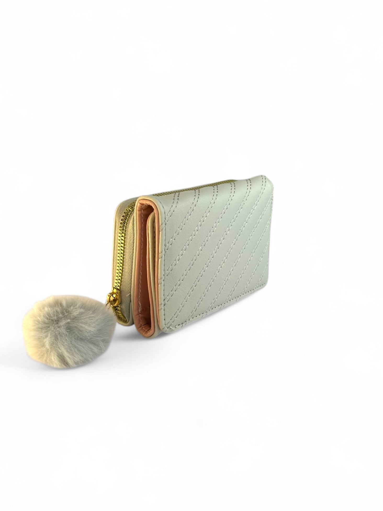 Cartera compacta elegante con diseño de costuras y pompón