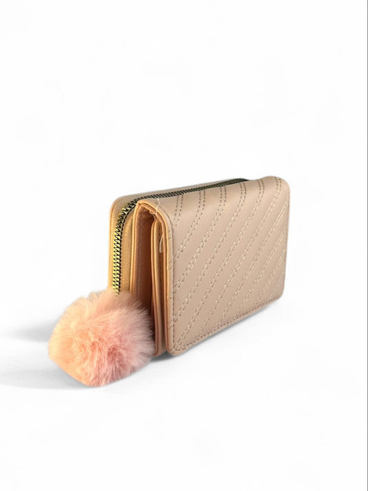 Cartera compacta elegante con diseño de costuras y pompón