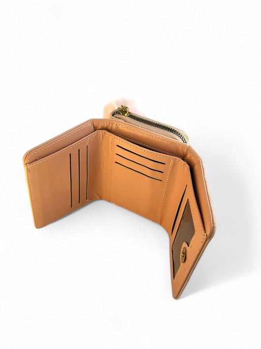 Cartera compacta elegante con diseño de costuras y pompón