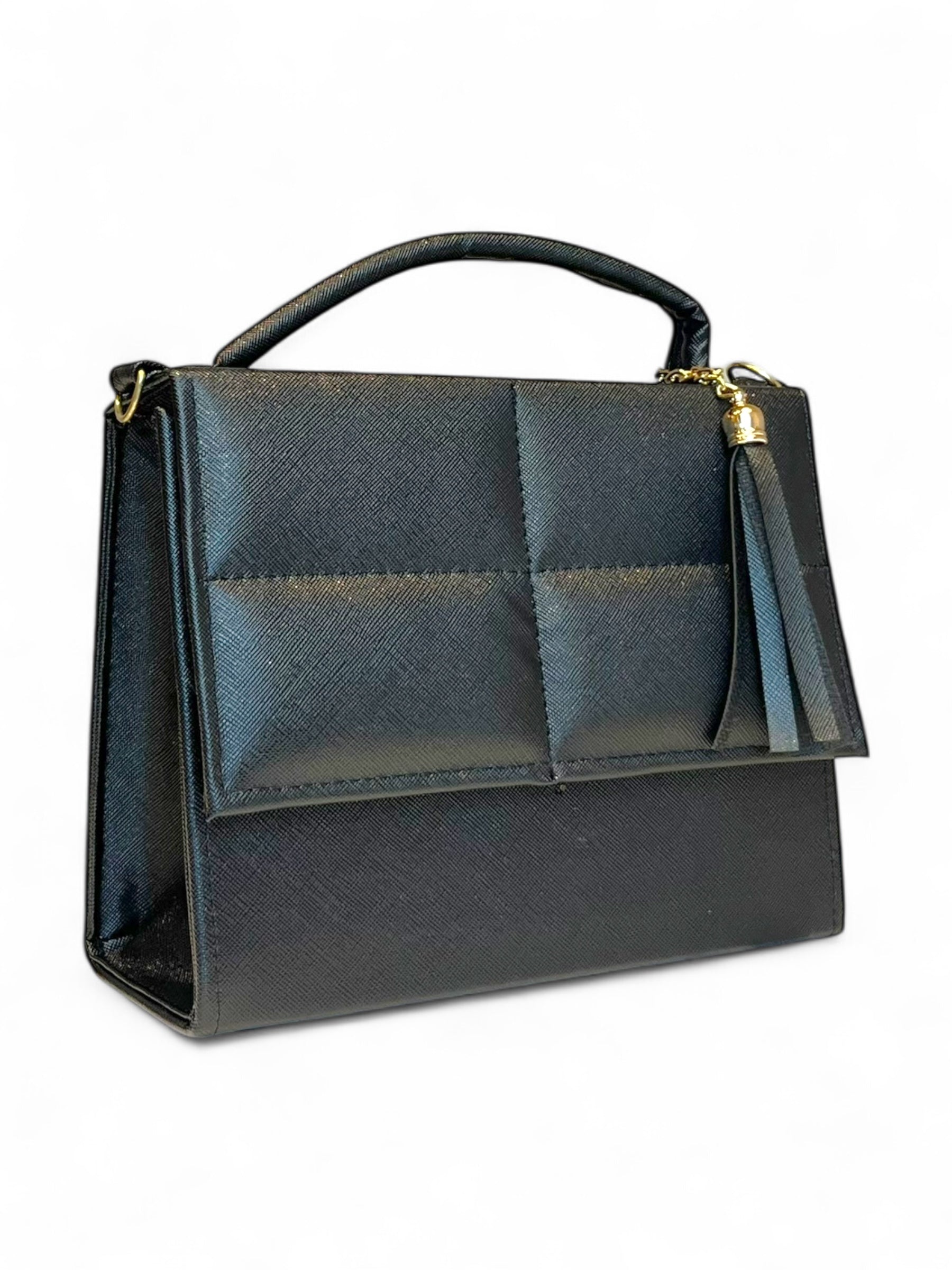 MILÁN – Bolso mini  de diseño acolchado estilo elegante con borla decorativa.