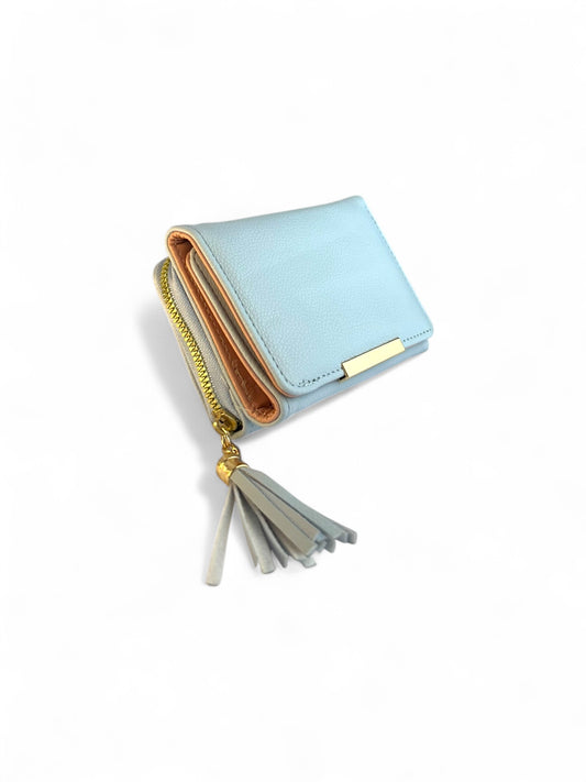 Cartera compacta con pompón y detalles dorados