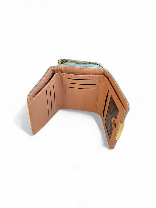 Cartera compacta con pompón y detalles dorados