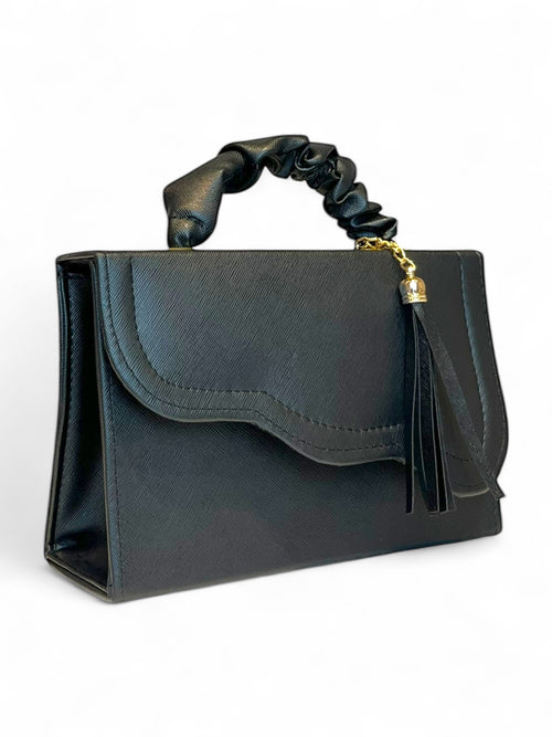 BALI – Bolso mini crossbody con asa trenzada y borla decorativa.