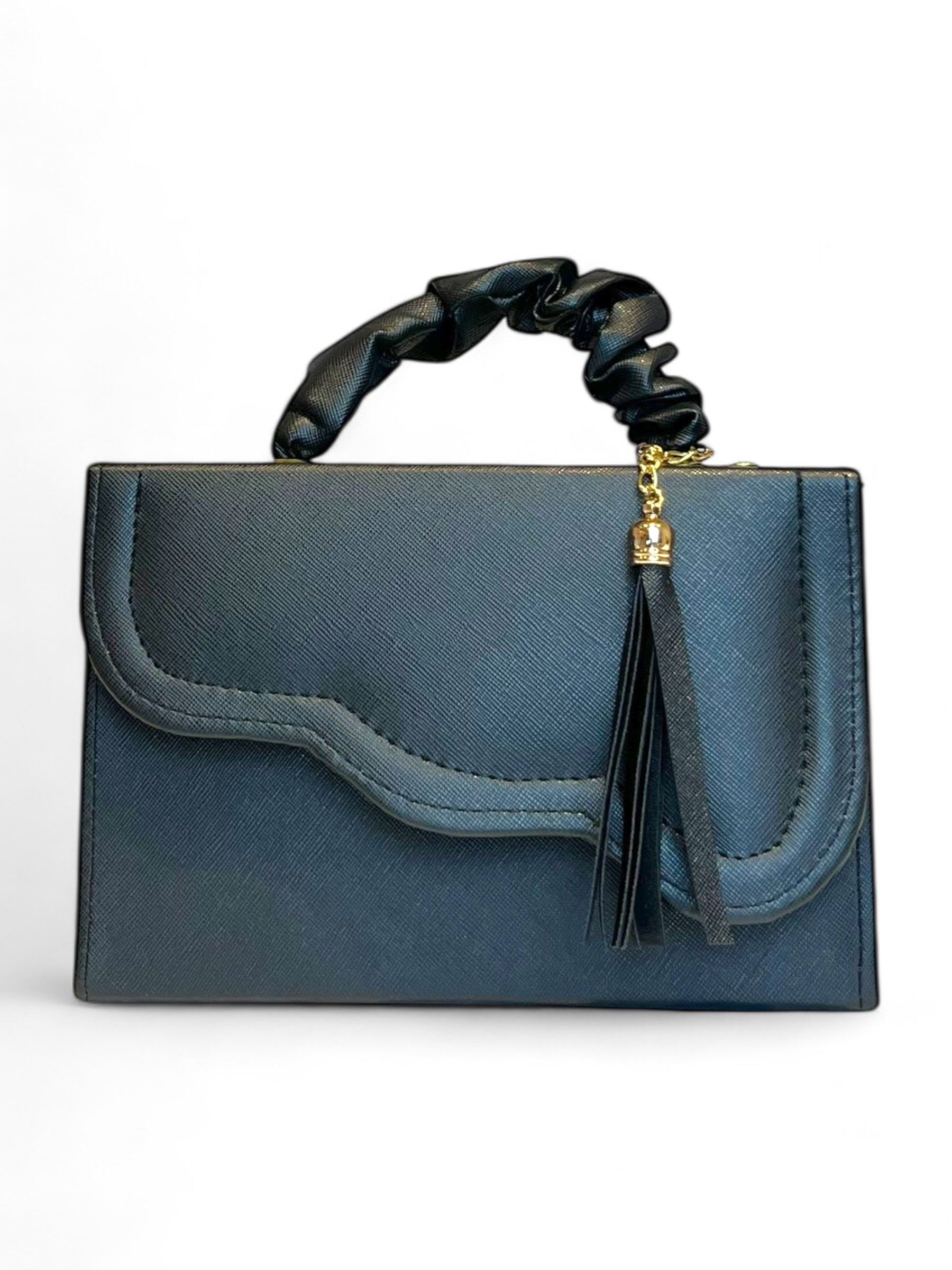 BALI – Bolso mini crossbody con asa trenzada y borla decorativa.