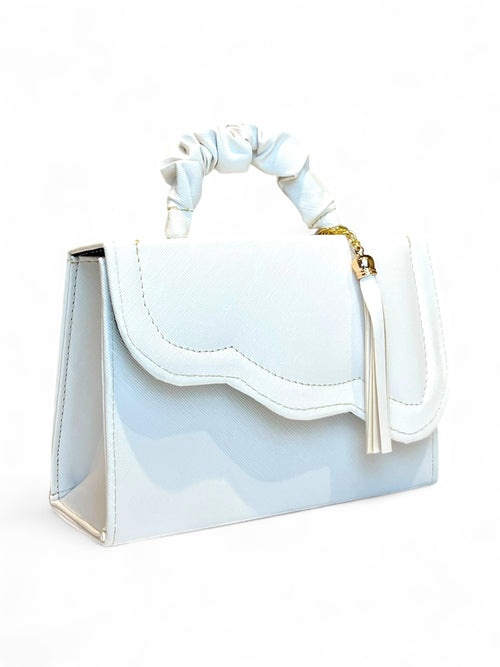 BALI – Bolso mini crossbody con asa trenzada y borla decorativa.