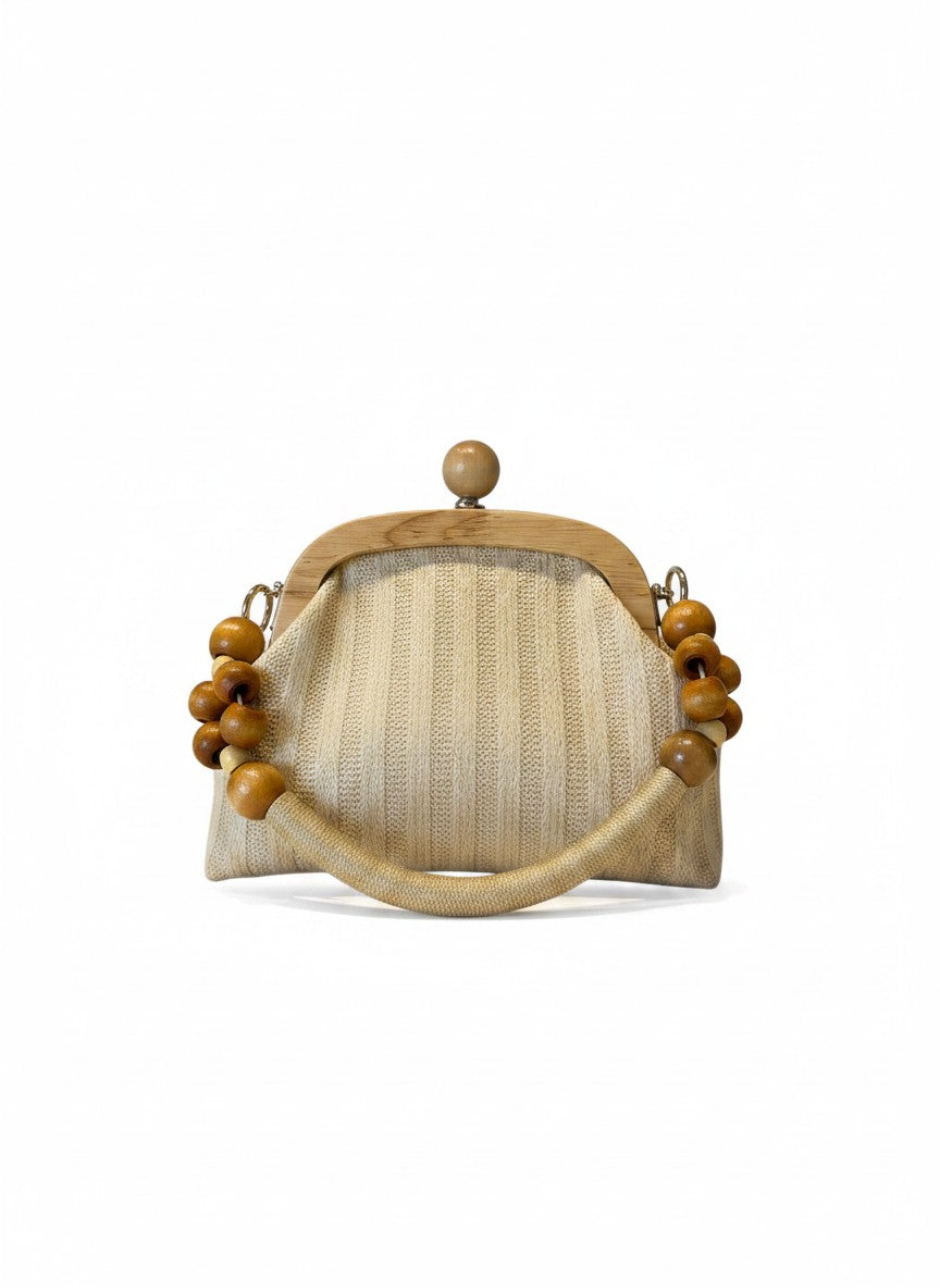 Bolsa mini beige con marco de madera natural, cierre de boton y asa de cuentas artesanal, DALALI
