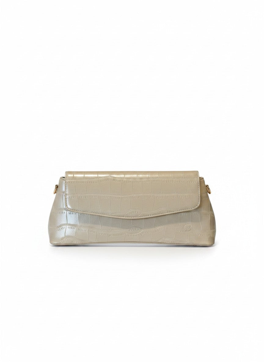 Bolsa tipo croc beige con solapa magnetica, asa de mano y herrajes dorados, marca DALALI