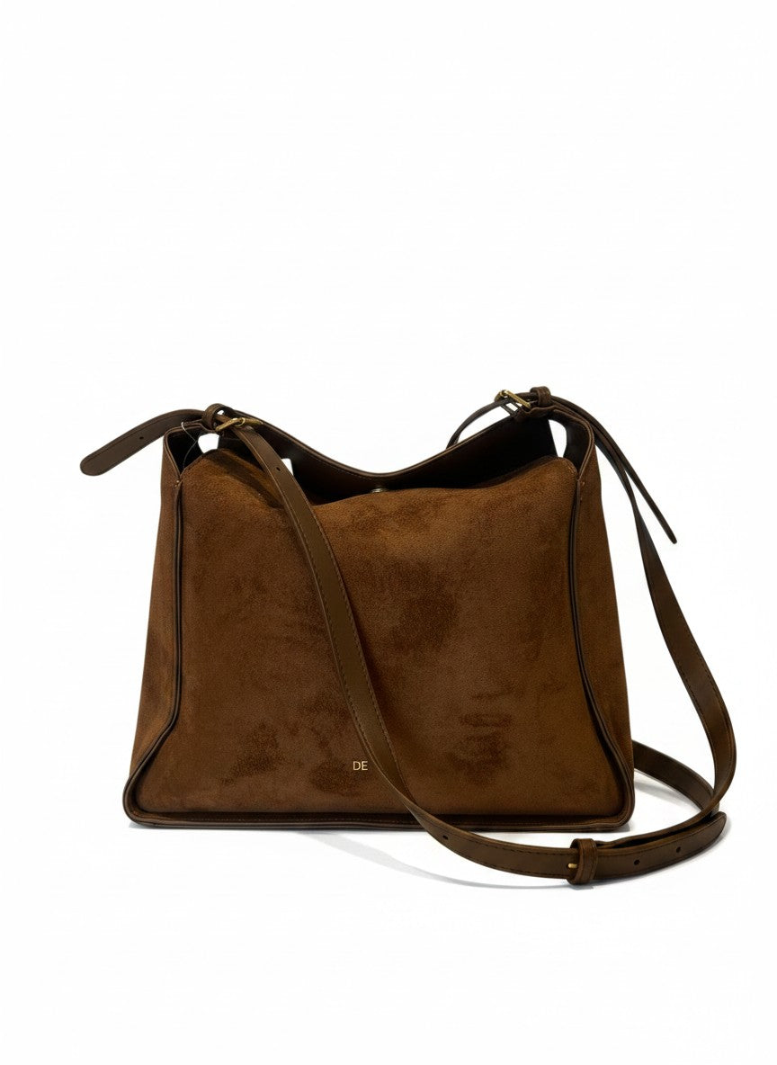 Bolsa crossbody de gamuza sintetica cafe con ribete de cuero y herrajes dorados, marca DALALI