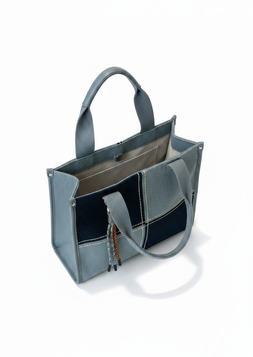 Bolsa tote de tela denim bicolor con borla decorativa - INDIGO