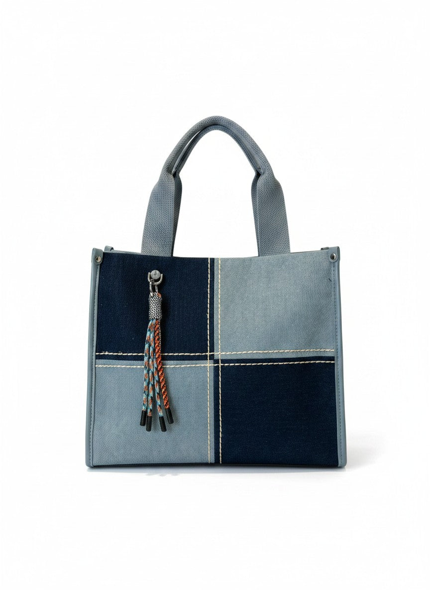 Bolsa tote de tela denim bicolor azul con borla multicolor y costuras decorativas, marca DALALI