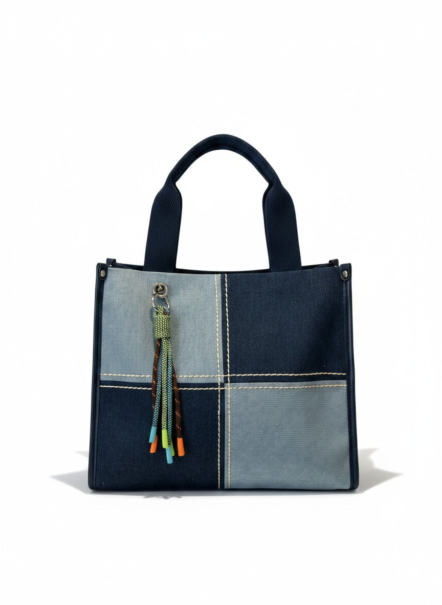 Bolsa tote de tela denim bicolor azul marino con borla multicolor y herrajes plata, DALALI