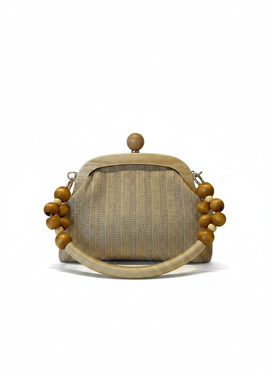Bolsa mini cafe con marco de madera natural, cierre de boton y asa de cuentas artesanal, DALALI
